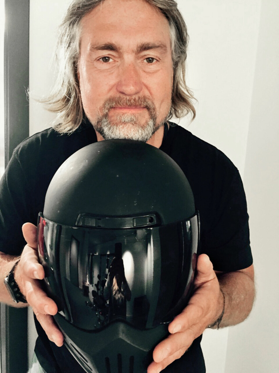 Programleder Lars Eikanger liker at norske jenter er sporty.