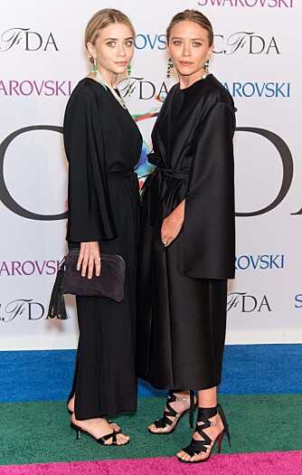 ENSFARGET OG MØRKT: Mary Kate og Ashley Olsen, som er henholdsvis 57 og 160 cm høye, kler seg alltid (nesten) i svart fra topp til tå - og har gjerne også på seg høyhælte sko.