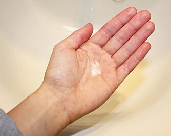 SOM EN ERT: Du trenger ikke mer enn en ertestørrelse med sjampo i hånden når du skal vaske en sminkekost.