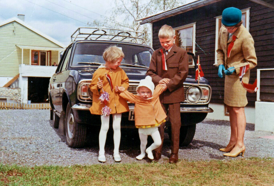 PENKLÆR: 17. mai og mor Anna Marie Bøe har sydd helt like klær til døtrene Jeanne (2) og Jorunn (8). Broren Jarle (5) er fin i brun dress.