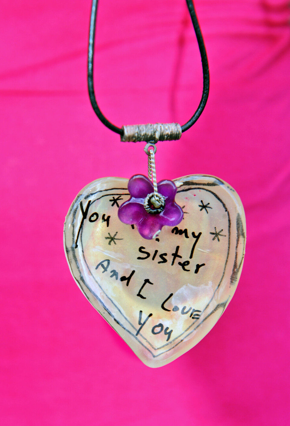 MINNE: Jeanne ga søsteren dette smykket i gave. Jorunn elsket å få små gaver. Nå har hun det som et vakkert minne om søsteren.