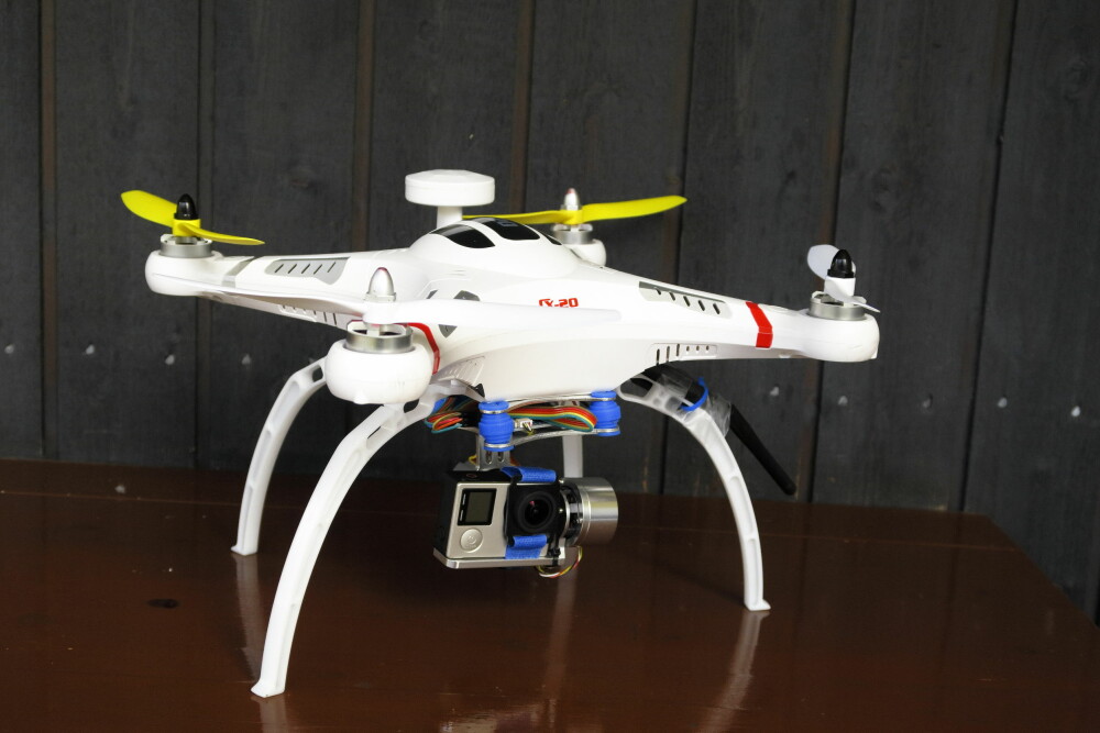 MODIFISERT: Cheerson CX-20 er en ganske billig drone du kan modifisere mye. Her har vi for eksempel byttet ut føtter og propeller, montert på en gimbal og GoPro Hero 4, samt lagt til telemetri slik at dronen kan sende informasjon om høyde og fart tilbake til piloten.