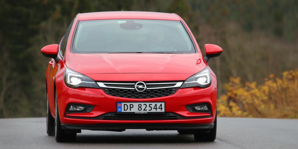 AVANSERT: Slå på fullt lys, og LED-matrixelektronikken ordner resten. Kommer det en bil imot i mørket, blendes fjernlyset ned akkurat der bilen er, mens det fortsatt er fullt fjernlys rundt den. AVANSERT: Slå på fullt lys, og LED-matrixelektronikken ordner resten. Kommer det en bil imot i mørket, blendes fjernlyset ned akkurat der bilen er, mens det fortsatt er fullt fjernlys rundt den.