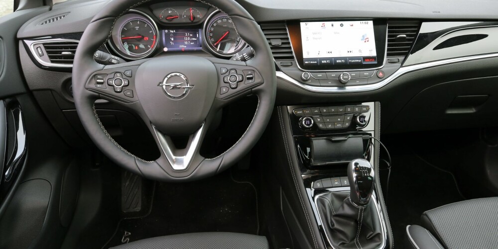 TASTEFJERNING: Opel Astra med utstyrsgrad Premium har et forseggjort interiør. Tidligere Opel-modeller hadde en tastevrimmel uten like, men det er nå ryddet godt opp i. TASTEFJERNING: Opel Astra med utstyrsgrad Premium har et forseggjort interiør. Tidligere Opel-modeller hadde en tastevrimmel uten like, men det er nå ryddet godt opp i.