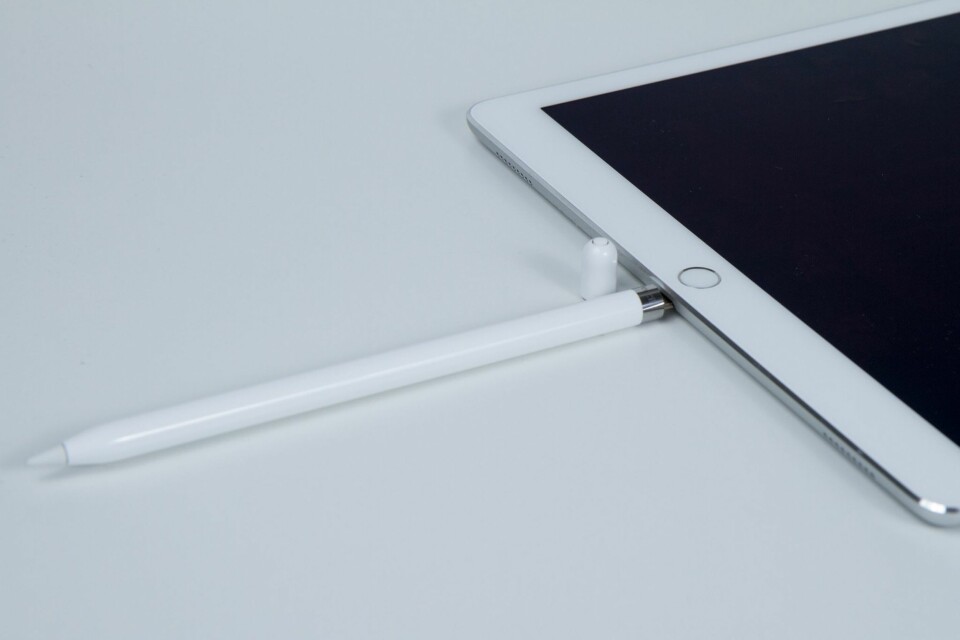 LADING: Apple Pencil lades ved å plugge den rett i Lightning-kontakten.