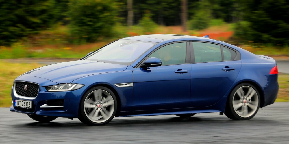KJØREGLEDE: Jaguar XE kjører akkurat slik en sportslig sedan i mellomklassen skal. Den gir oss lyst til å kjøre langt. KJØREGLEDE: Jaguar XE kjører akkurat slik en sportslig sedan i mellomklassen skal. Den gir oss lyst til å kjøre langt.