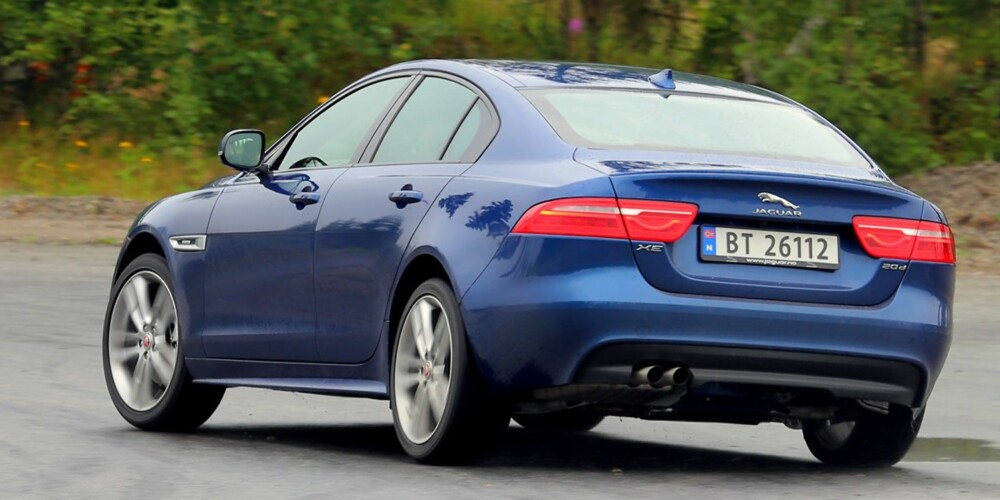 COUPÉPREG: Jaguar XE er en firedørssedan som har lyst til å se ut som en coupé. Hekken er i våre øyne mer anonym enn resten av bilen. COUPÉPREG: Jaguar XE er en firedørssedan som har lyst til å se ut som en coupé. Hekken er i våre øyne mer anonym enn resten av bilen.