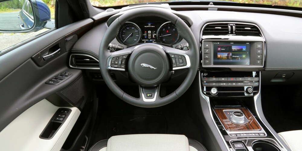 NESTEN: Kvalitetsfølelsen i interiøret skal være høy i en bil som skal konkurrere med de tyske statusmerkene. Jaguar XE er nesten der. NESTEN: Kvalitetsfølelsen i interiøret skal være høy i en bil som skal konkurrere med de tyske statusmerkene. Jaguar XE er nesten der.