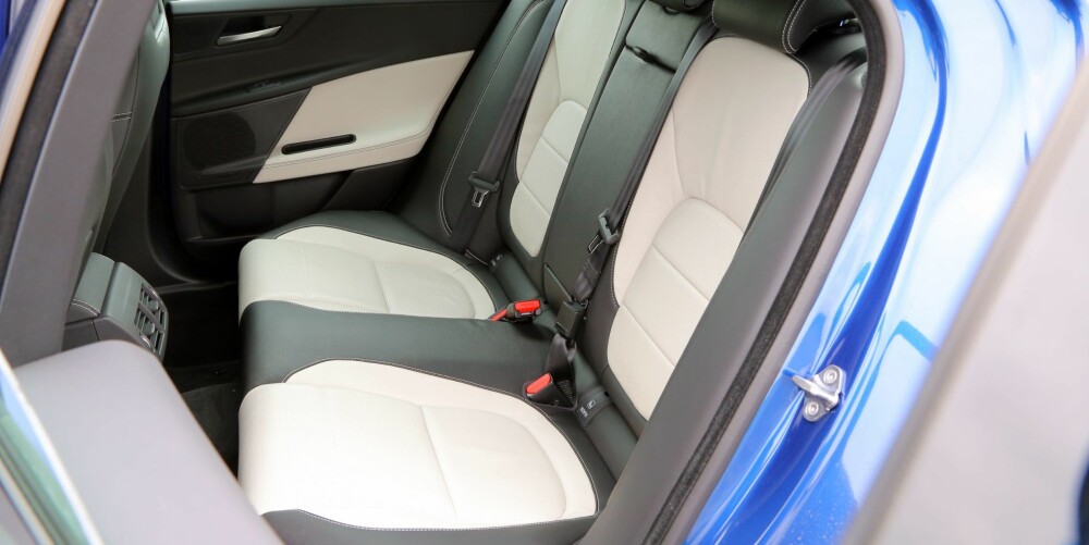 TOSOMHET: Jaguar XE har plassforhold som er omtrent som for bilene den skal konkurrere med. Baksetet er egentlig bare egnet for to. TOSOMHET: Jaguar XE har plassforhold som er omtrent som for bilene den skal konkurrere med. Baksetet er egentlig bare egnet for to.