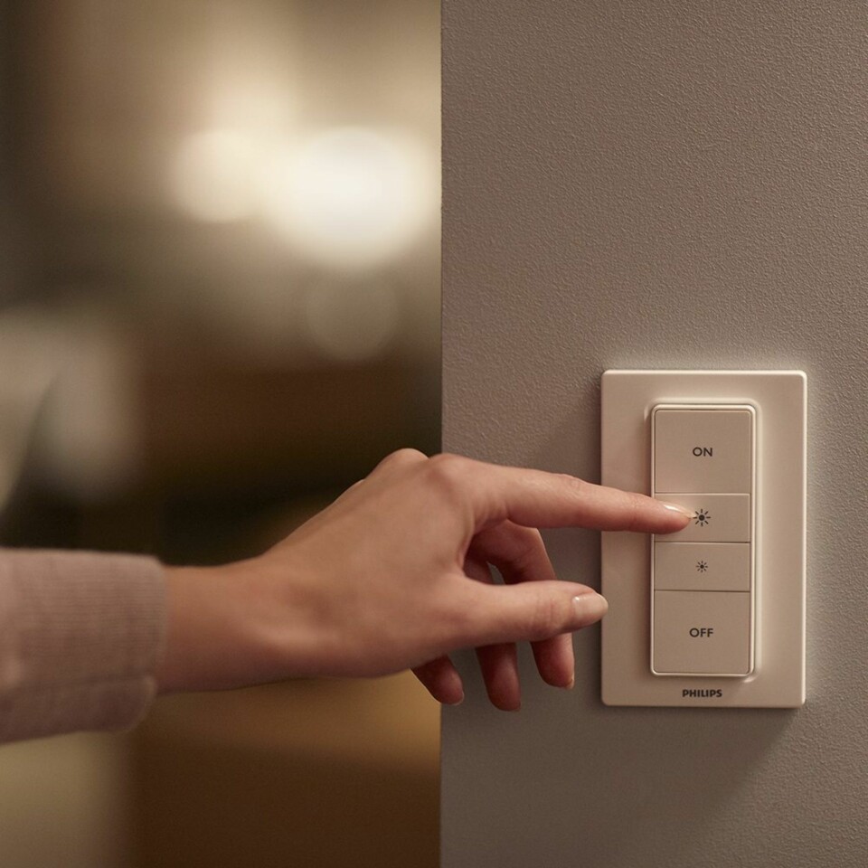 DIMMER: Den nye dimmebryteren til Philips, som klistres rett på veggen, er nok en måte å styre lyset på.