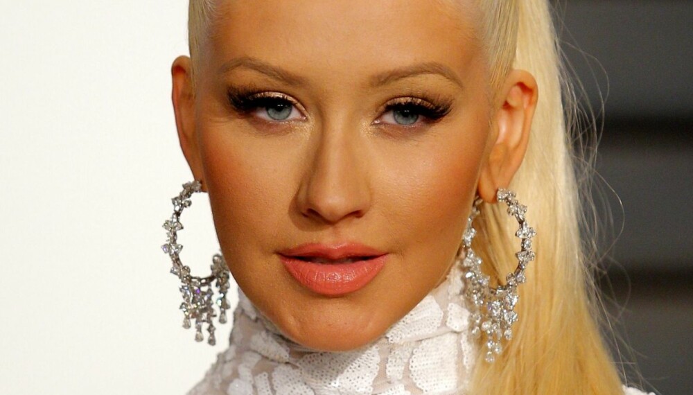 SMINKETABBE: Her ser det ut som om Christina Aguilera nærmest har falt oppi solpudderet – en lite heldig sminkelook i vinter når lyset er annerledes og mer avslørende enn vanlig. SMINKETABBE: Her ser det ut som om Christina Aguilera nærmest har falt oppi solpudderet – en lite heldig sminkelook i vinter når lyset er annerledes og mer avslørende enn vanlig.