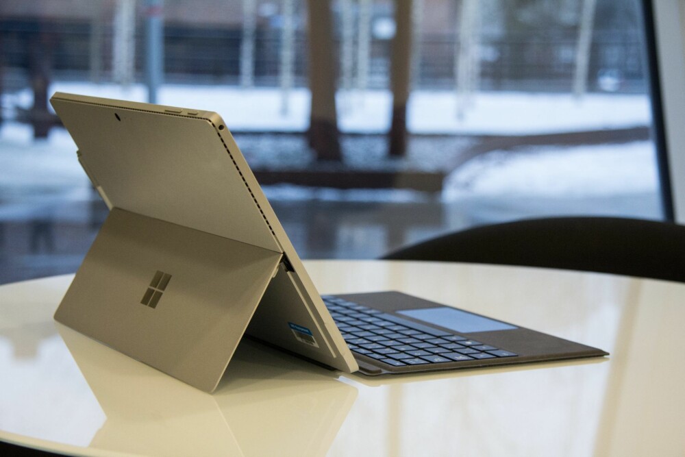 MØTEKONGEN: Surface Pro 4 er en perfekt PC om du er av typen som løper fra møte til møte. MØTEKONGEN: Surface Pro 4 er en perfekt PC om du er av typen som løper fra møte til møte.