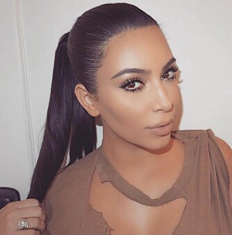 SLIK SKAL DET GJØRES: Kim Kardashian er en mester på konturering og på å skulpturere nese og kinnben.
