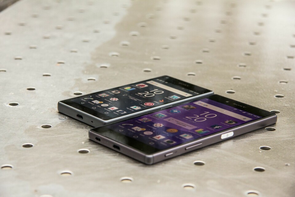 BRØDRE: Xperia Z5 Compact (til venstre) og Xperia Z5 er utvilsomt i slekt. Nå venter de bare på storebro, Xperia Z5 Premium med en svær 5,5 tommers 4K-skjerm.