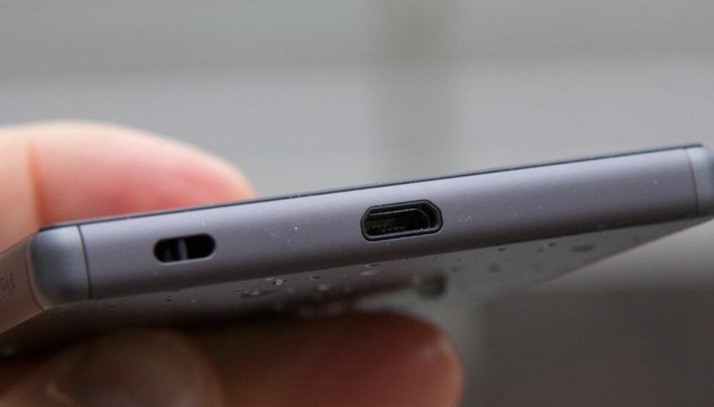 ÅPEN USB: Sony Xperia Z5 har en IP68-sertifisering. Det betyr at den tåler vann. Sony skriver likevel at man ikke skal senke hele enheten under vann. 