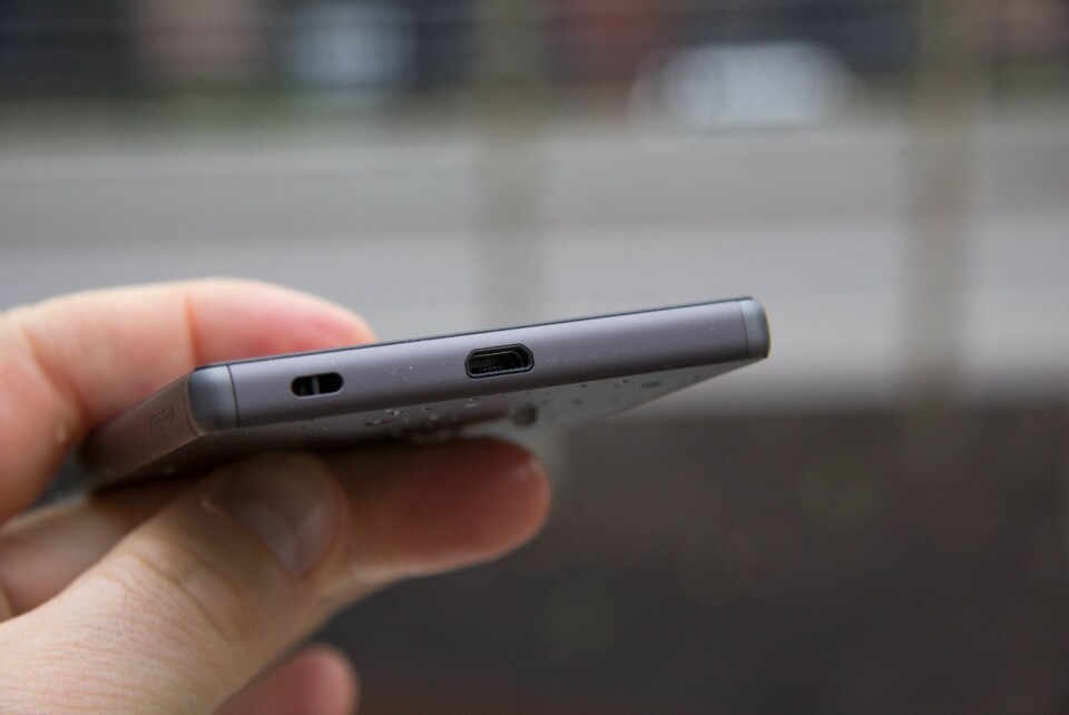 ÅPEN USB: Sony Xperia Z5 har en IP68-sertifisering. Det betyr at den tåler vann. Sony skriver likevel at man ikke skal senke hele enheten under vann.