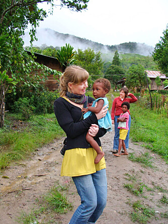 FIN KONTAKT: – Her holder jeg en skjønn jente i armene. Stedet er Vest-Papua, og jeg er på feltarbeid i regi av Regnskogfondet.