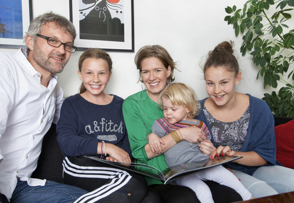 HJEMME: Anja har vært mye på farten de siste årene. Men her er hun i stuen hjemme på Hovin i Oslo sammen med ektemannen Nils Hermann, hans døtre Mathilde (14) og Astrid (11) og deres felles datter Louise (2½).