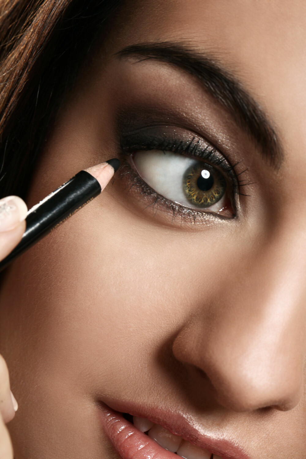 LENGER ENN MASKARA: En kajal eller eyelinerpenn sies å ha en holdbarhetstid på omtrent to år. Foto: Colourbox