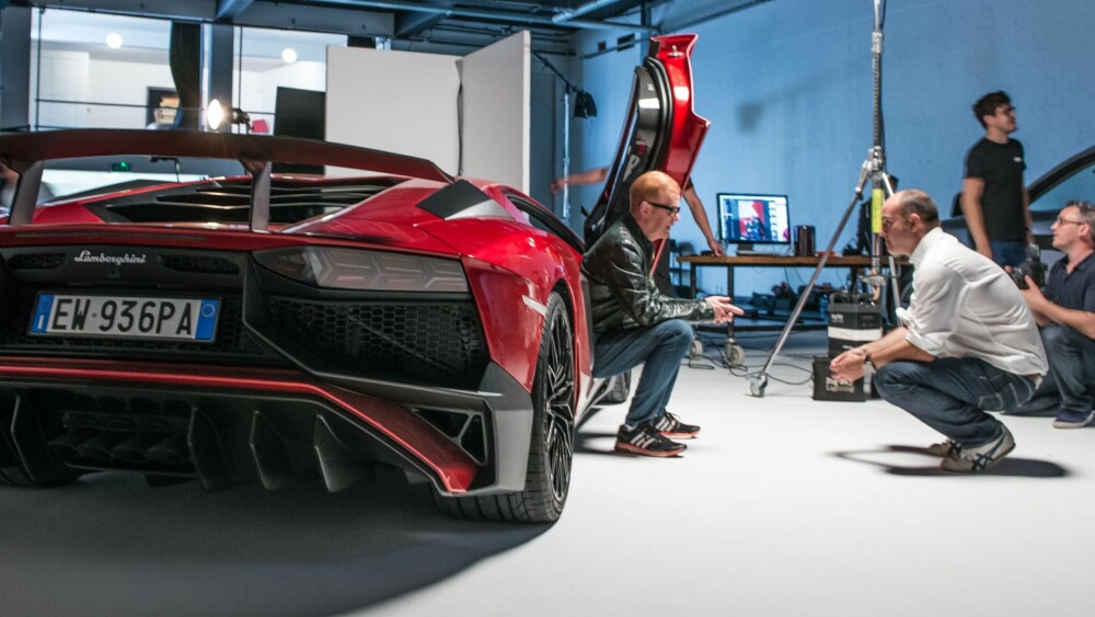 TOP GEAR: Sjefredaktør i Top Gear Magazine, Charlie Turner intervjuer Chris Evans og en Lamborghini Aventador LP 750-4 Superveloce. TOP GEAR: Sjefredaktør i Top Gear Magazine, Charlie Turner intervjuer Chris Evans og en Lamborghini Aventador LP 750-4 Superveloce.