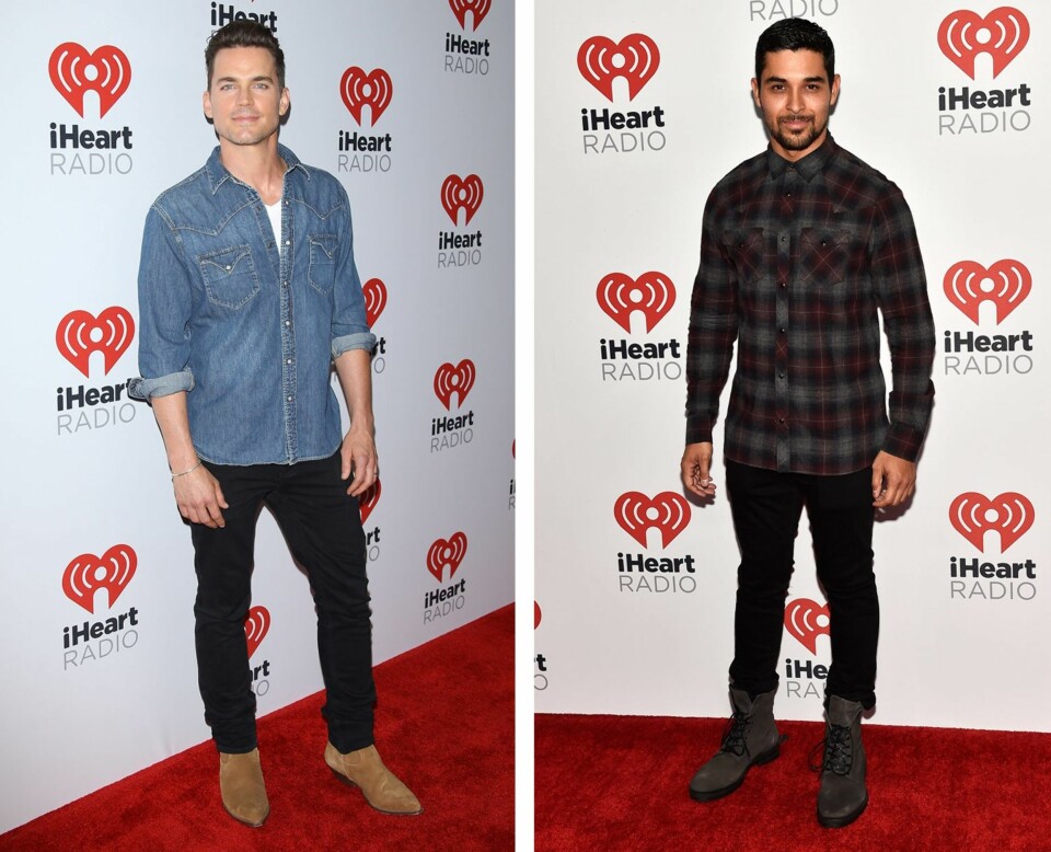 GREIT Å HA SKJORTA UTENFOR: Går du for en mer avslappet look, som T-skjorte og denimskjorte eller flanellskjorte, er fint å ha utenfor bukselinningen. Her sett på skuespillerne Matt Bomer og Wilder Valderrama.