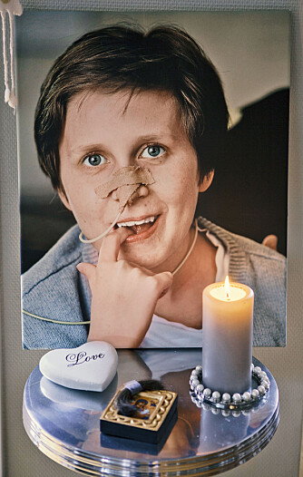 LYS FOR MIKKEL: På et bord står et bilde av sønnen Mikkel.