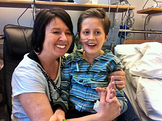 KJÆRLIGHET: Mikkel elsket å være nær og hadde så mye kjærlighet å gi. Her med mamma på sykehuset.