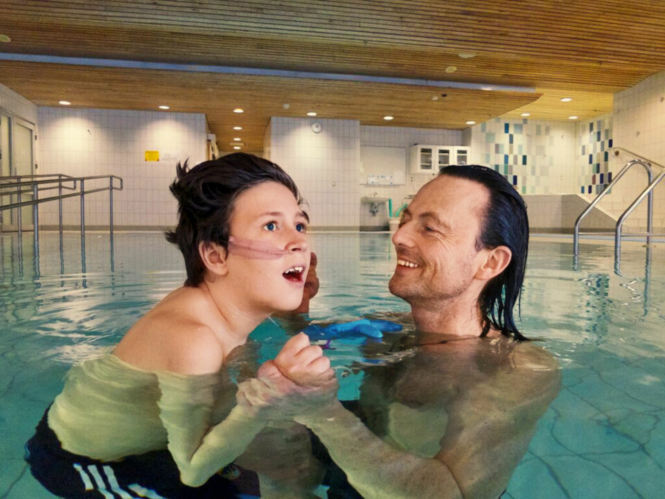 FAR OG SØNN: Mikkel med pappa i svømmehallen.