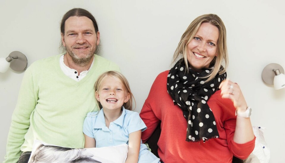 NYTT LIV: Ragnhild hadde bestemt seg for at hun ville bære frem det tredje barnet selv om prøver fra morkaken påviste samme sykdom som hos Elias og Lucas. Men heldigvis var Hannah frisk! - Det var meningen at hun skulle komme til oss, sier hun og ektemannen Göran. (Foto: Bjørg Hexeberg)