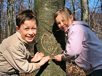 FORELSKET: Mikkel og lillesøster Pia i bøkeskogen i Larvik. Mikkel er forelsket i en klassevenninne og har fått hjelp av pappa til å risse et hjerte inn i treet. 
