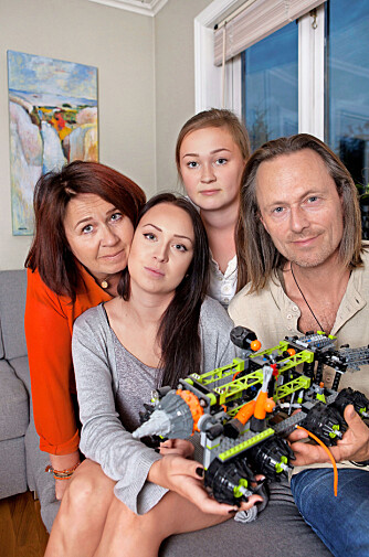 GODE MINNER: Mette Dybvik (46), Torgeir Wittersø Skancke (47) og søstrene Pia (13) og Maja (19) lever med minnene etter Mikkel. Han var en oppfinnsom og kreativ gutt som blant annet likte å lage romskip av lego.