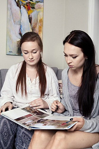MINNER: Søstrene Pia og Maja blar i fotoalbumet og tenker på alle de gode minnene de har med Mikkel.