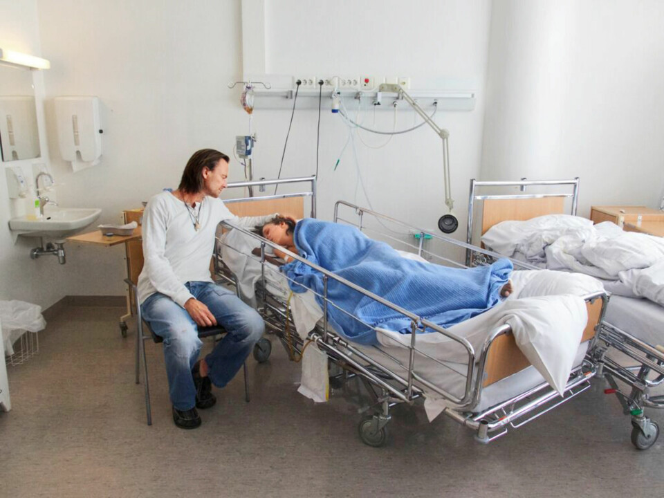 PÅ SYKEHUSET: Mikkel ble 16 år. Her er det pappa Torgeir som våker over sønnen.