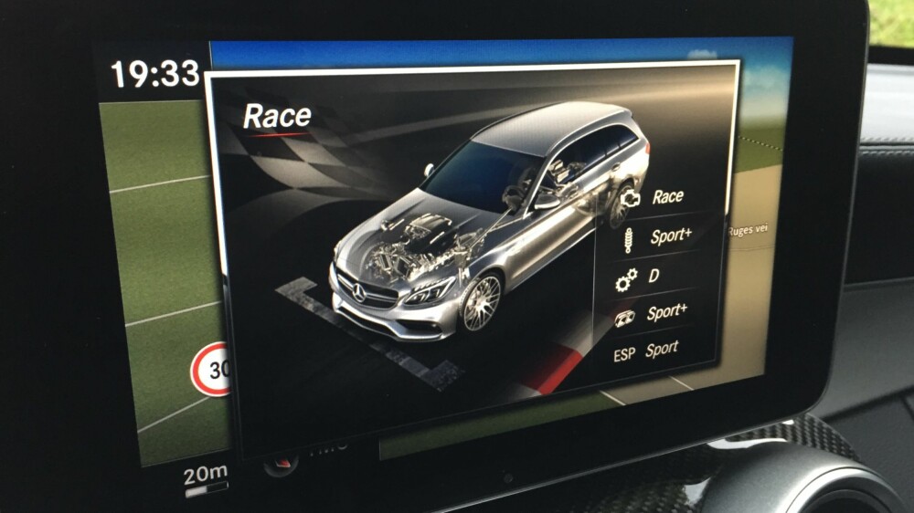 HISSIG: I Race-modus er gassreponsen, dempingen og lyden på sitt mest hissige. I denne innstillingen gir også den elektroniske veigrepskontrollen (ESP) deg noe mer spillerom. FOTO: Martin Jansen HISSIG: I Race-modus er gassreponsen, dempingen og lyden på sitt mest hissige. I denne innstillingen gir også den elektroniske veigrepskontrollen (ESP) deg noe mer spillerom. FOTO: Martin Jansen