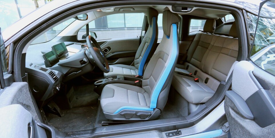 STIG PÅ: Dørløsningen i BMW i3 Plug-in hybrid ser innbydende ut, men er ikke særlig praktisk. Plassen i baksetet er knapp for voksne.