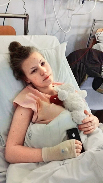 TRØST: Emilie hadde med seg bamsen Lykke som hun har fått av kjæresten sin da hun var innlagt på sykehuset i Mosjøen. Den trøstet og gjorde henne mindre nervøs. Rundt halsen 
hadde hun et hjerte hun fikk av bestemor. 