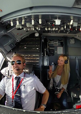 FORLOVET: Julianne gifter seg med piloten Ulrik. FORLOVET: Julianne gifter seg med piloten Ulrik.