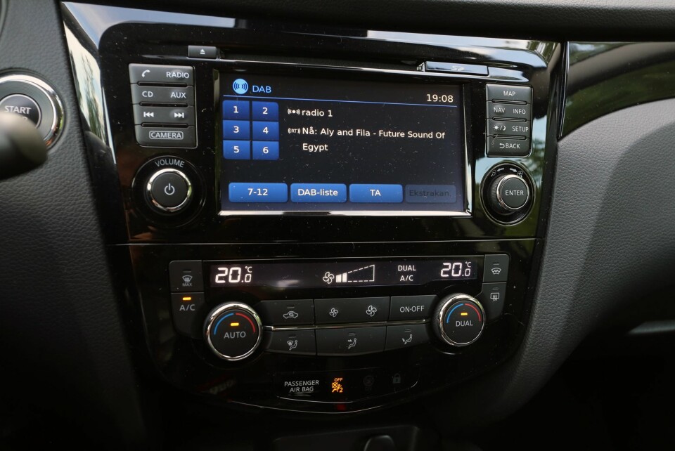 ENKEL: Touch-skjermen i midtkonsollen er enkel i bruk og gir et ryddig inntrykk.