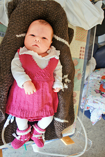 NYDELIG: Mormor hadde strikket hentesettet i hvitt og rosa. På bildene ser Solveig ut som en vanlig frisk og fin baby.