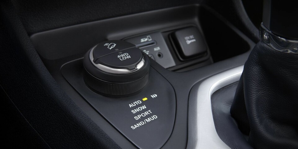 ENKLE MODUS: Du velger terreng eller kjørestil. Bilen gjør resten. FOTO: Produsent