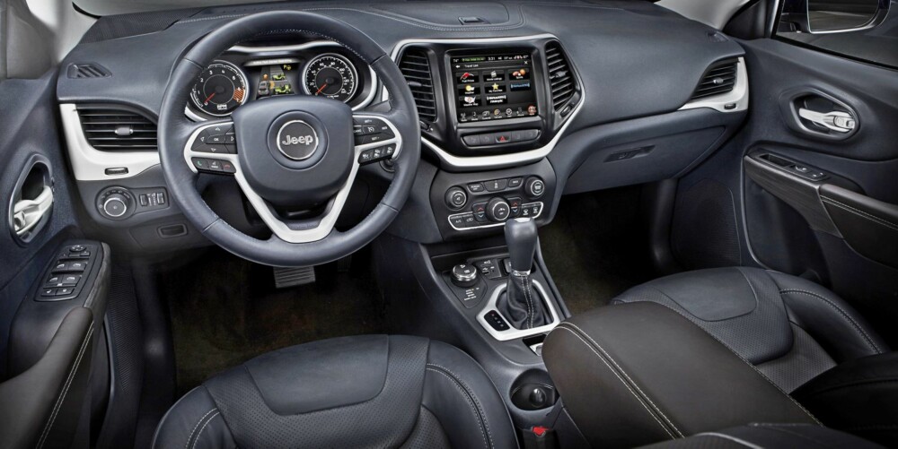 PÅ INNSIDEN: Rattet er elegant, og det samme som i Grand Cherokee. Fontene på instrumentene er kopi av de gamle fra Willys Jeep. Interiørfargene er inspirert av land: Grått og svart, altså Island. Designen av midtkonsollen er for øvrig inspirert av en rovfugl i flukt. FOTO: Produsent PÅ INNSIDEN: Rattet er elegant, og det samme som i Grand Cherokee. Fontene på instrumentene er kopi av de gamle fra Willys Jeep. Interiørfargene er inspirert av land: Grått og svart, altså Island. Designen av midtkonsollen er for øvrig inspirert av en rovfugl i flukt. FOTO: Produsent