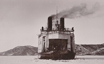 De to første tiårene på 1900-tallet ble toget fraktet med ferje over Bajkalsjøen. Isbryteren «Bajkal» kunne ta 800 passasjerer, men sjøen ble likevel en flaskehals. Mange valgte hest og kjerre i stedet. Først i 1916 var skinnene lagt ferdig langs sjøen.