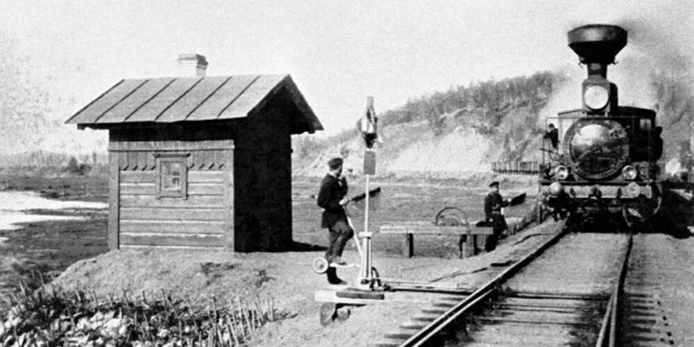 Et tog får grønt flagg et sted i Sibir, tidlig på 1900-tallet. Signalmannyrket kunne være ensomt, og fasilitetene beskjedne.
