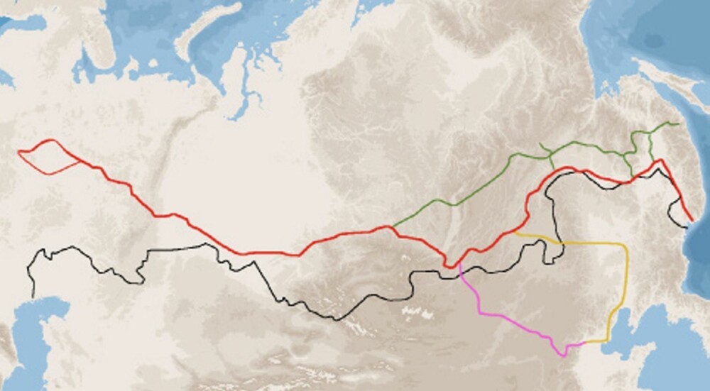 Den «ekte» transsibirske ruten i rødt, med forbindelser til Beijing via trans-mandsjuriske (gul) og trans-mongolske (rosa).