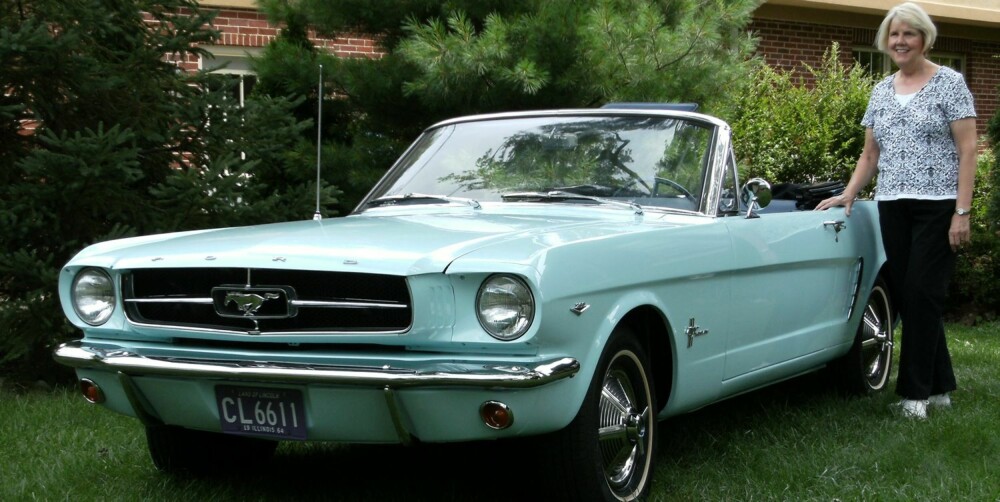 FØRSTE EIER: 15. april 1964 kjøpte 22 år gammel kjøpte Gail Wise fra Chicago. 50 år senere eier Gail fortsatt den samme Mustangen. FOTO: Ford