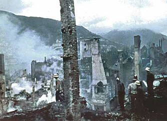 Motivet er ikke ukjent fra 2. verdenskrig, men ruinene av bebyggelsen på Nordnes skyldtes en ulykke, ikke krigshandlinger.