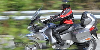 SOM BIL: Can-Am Spyder ble lansert i Norge i 2007, er registrert som trehjuls motorsykkel og kan kjøres med bilsertifikat. Du slipper å betale i bomringer, men Spyder kan ikke kjøres i kollektivfelt. Foto: Egil Nordlien, HM Foto