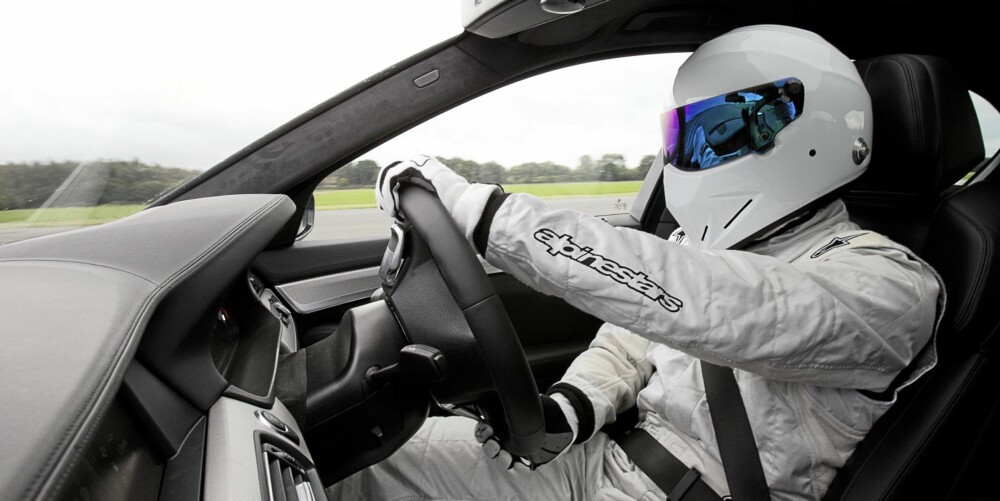SOME SAY: The Stig bak rattet i nye BMW M5. SOME SAY: The Stig bak rattet i nye BMW M5.