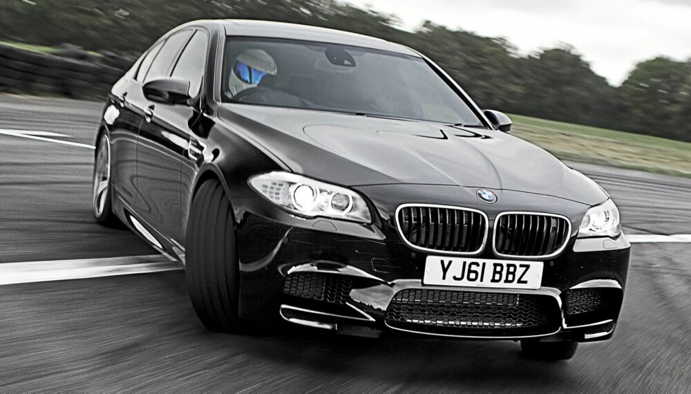 HEFTIG: BMW M5 er forræderisk rask, og måten den oppfører seg på i hastigheter langt over de tillatte er så berusende at du først som sist kan kjøre til nærmeste politistasjon og levere inn lappen din. HEFTIG: BMW M5 er forræderisk rask, og måten den oppfører seg på i hastigheter langt over de tillatte er så berusende at du først som sist kan kjøre til nærmeste politistasjon og levere inn lappen din.