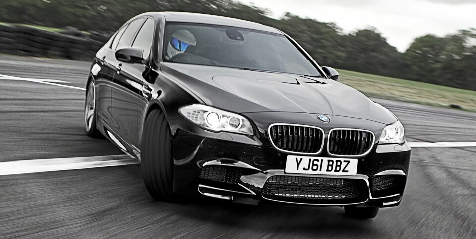 SOME SAY: The Stig ser ut til å trives bak rattet på M5. Eller forresten, det vet vi ikke noe om.